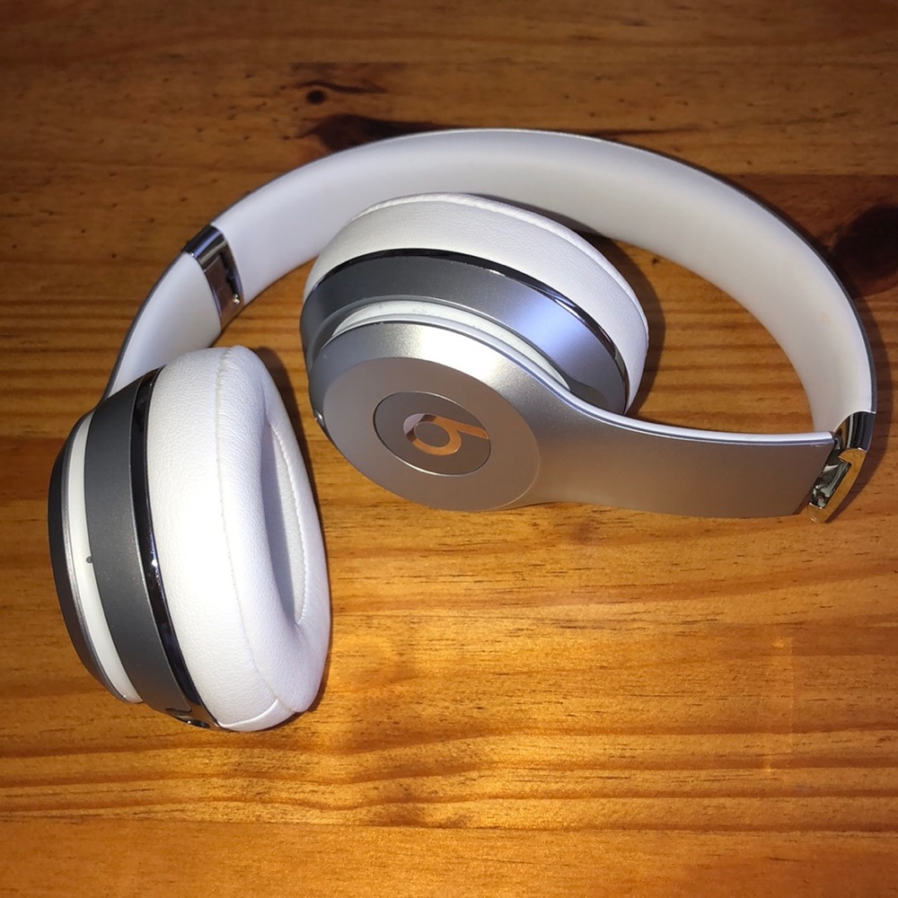 Silver Metallic Wireless Beats Solo3